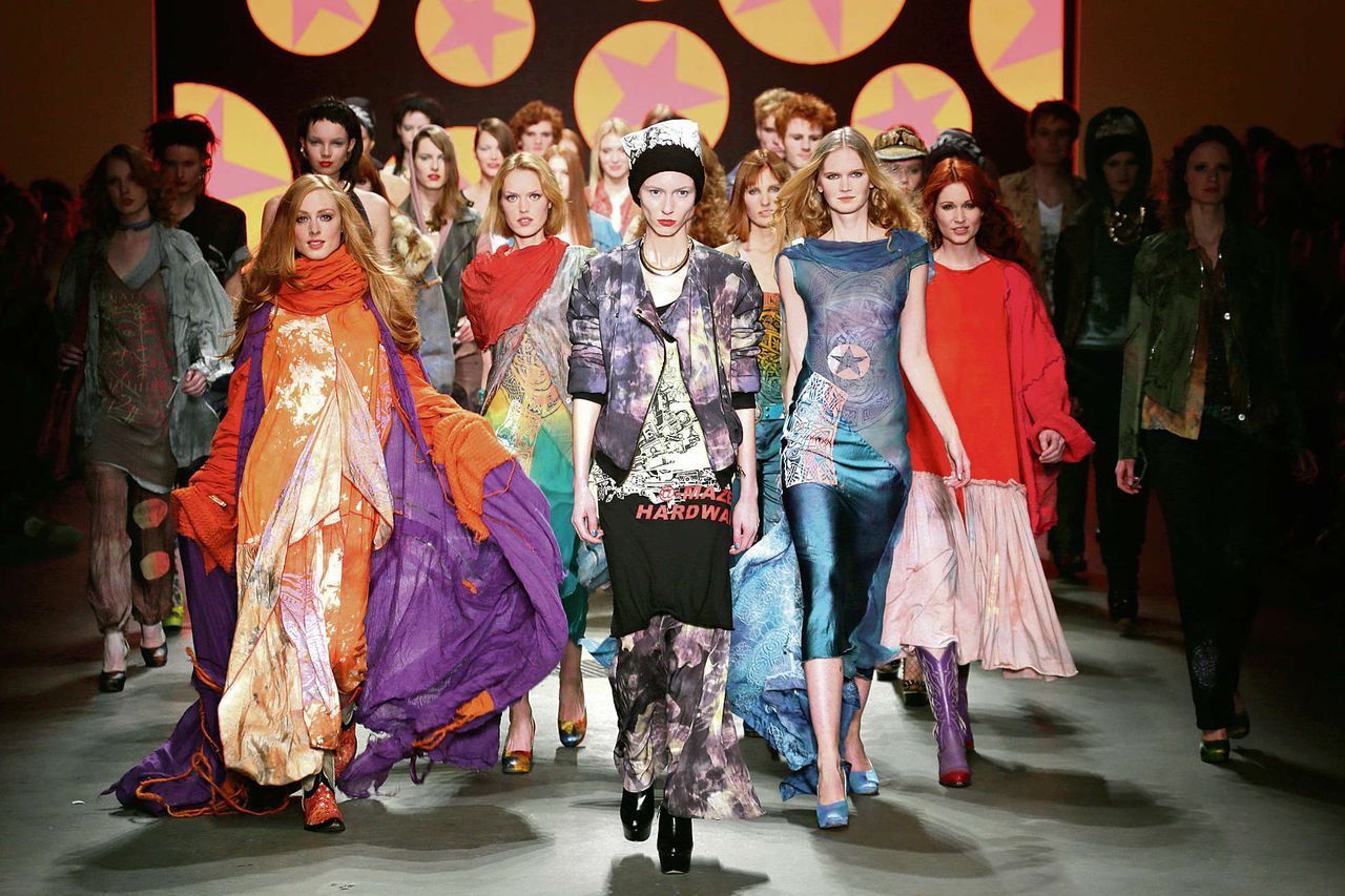 Een kleurrijk feestje: de show van The People of the Labyrinths als opening van de Amsterdam Fashion Week.