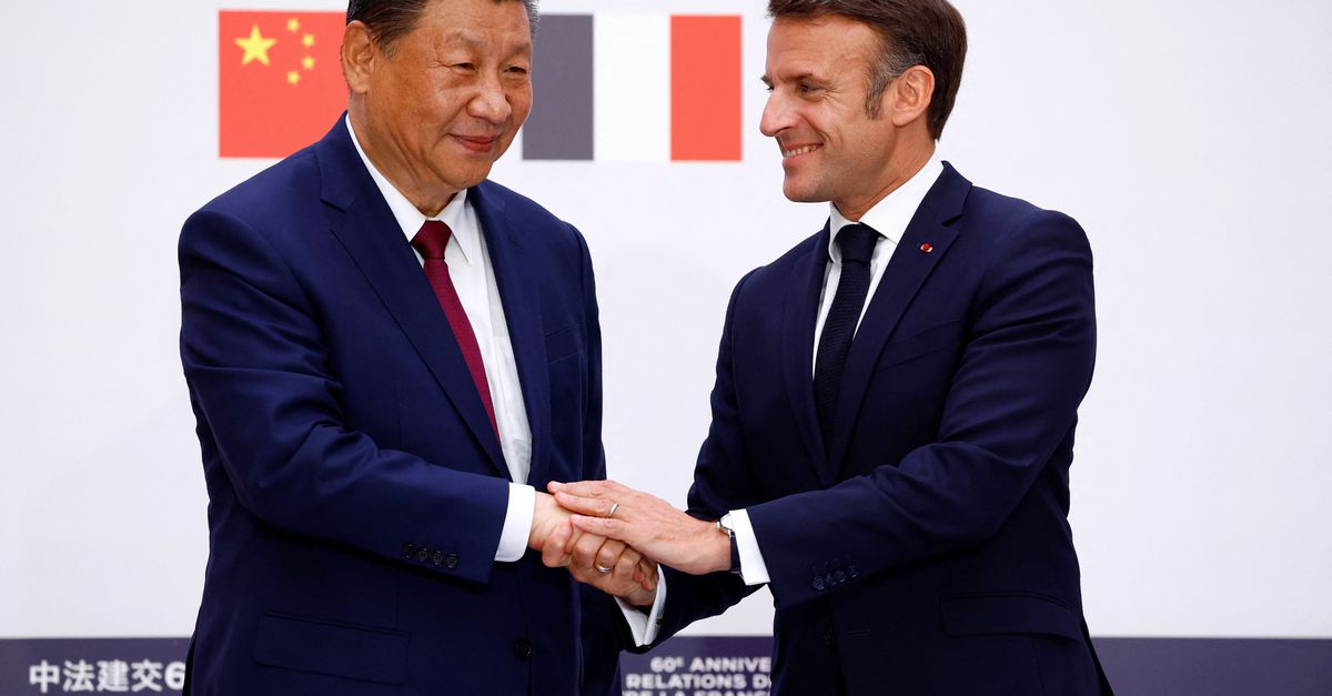 Xi berkomunikasi dengan Macron di Paris, namun menjaga jarak