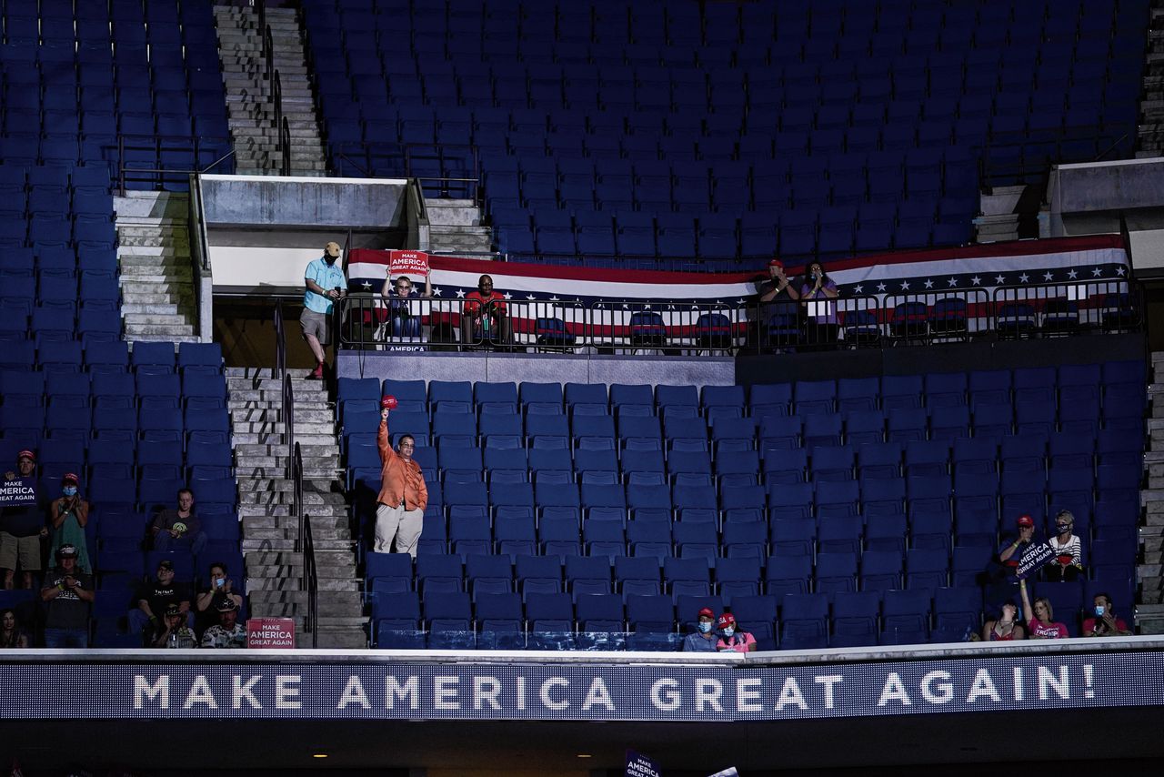 Trump-aanhangers in het niet geheel gevulde BOK-evenementencentrum in Tulsa, waar de president zijn eerste campagnebijeenkomst hield sinds corona.