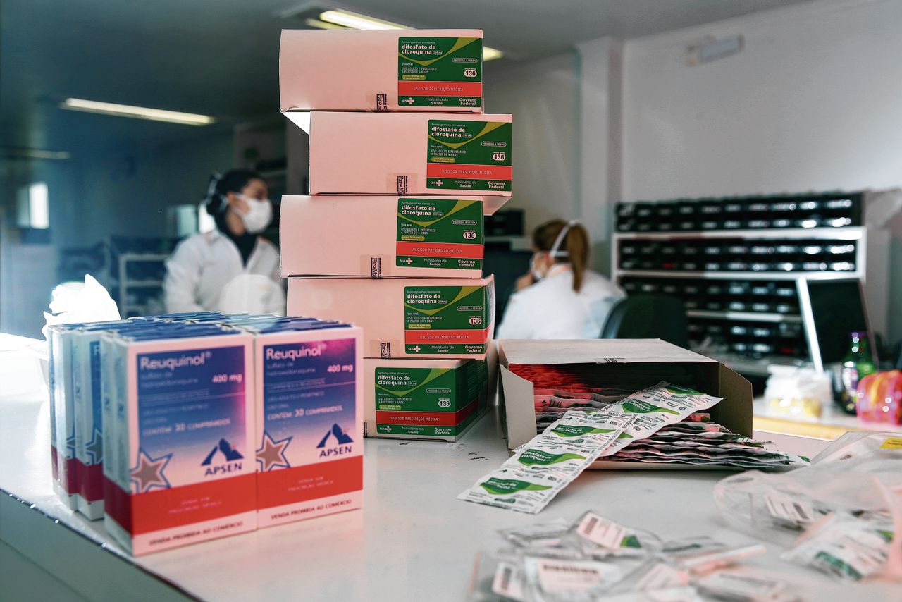 Dozen met chloroquine en hydroxychloroquine liggen opgestapeld in een ziekenhuisapotheek in Porto Alegre, Brazilië.