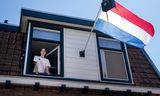 Tiara Dekker schrok toen ze  hoorde dat er géén versoepelingen zouden zijn voor haar lichting eindexamenkandidaten. Nu hangt de vlag uit, thuis in Zaandam.