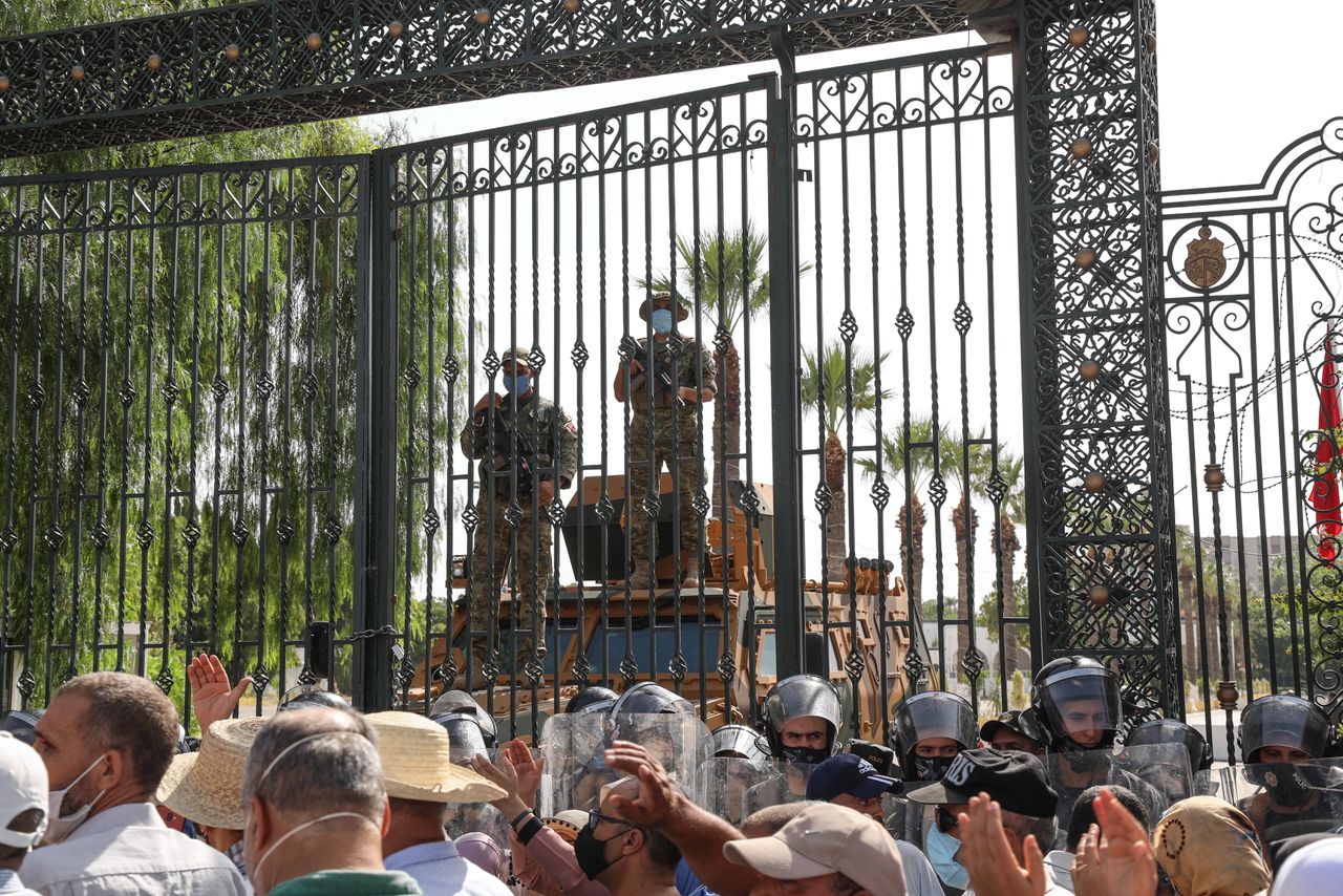 Militairen bewaken de toegang tot het parlement in Tunis op 25 juli, de dag van de machtsgreep van president Saied.