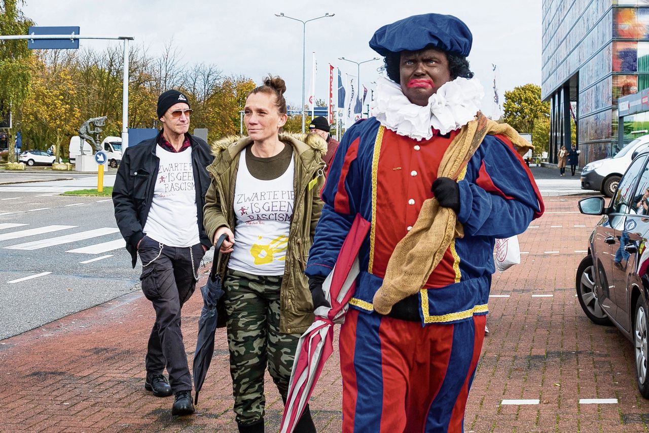 Op het Mediapark in Hilversum demonstreerde zaterdag een klein groepje voorstanders van Zwarte Piet vreedzaam tegen de NTR.