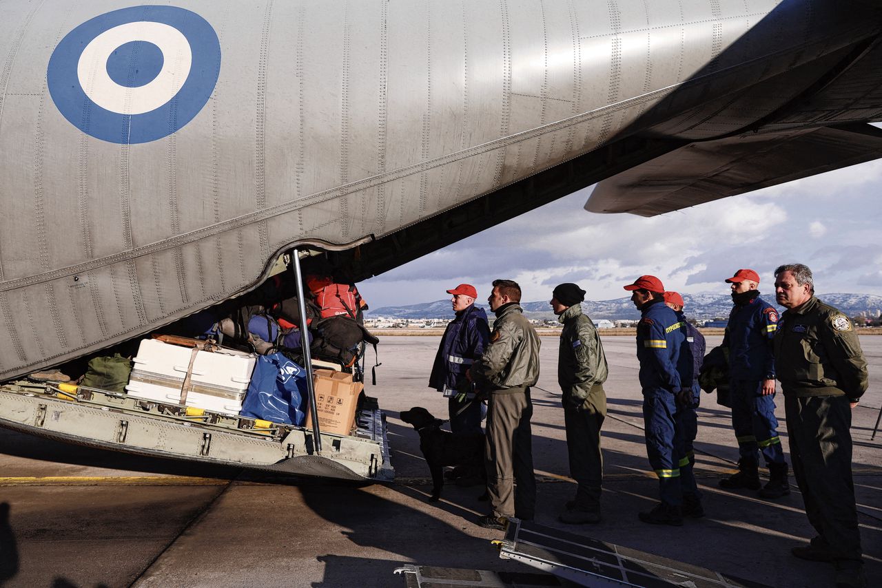 Leden van de Griekse Speciale Eenheid voor Rampenrespons gaan maandag aan boord op het militaire vliegveld in Elefsina, waarna ze naar Turkije afreisden.