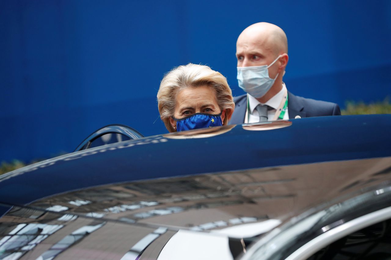 Europese Commissie-voorzitter Ursula von der Leyen verlaat de Europese top in Brussel op vrijdag, waar regeringsleiders spraken over de toekomstige economische koers van de EU.