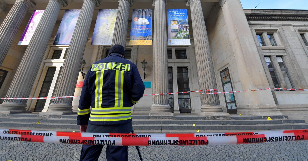 Die deutsche Polizei stellt einen Teil der Beute sicher, die bei einem Kunstdiebstahl im Jahr 2019 gestohlen wurde