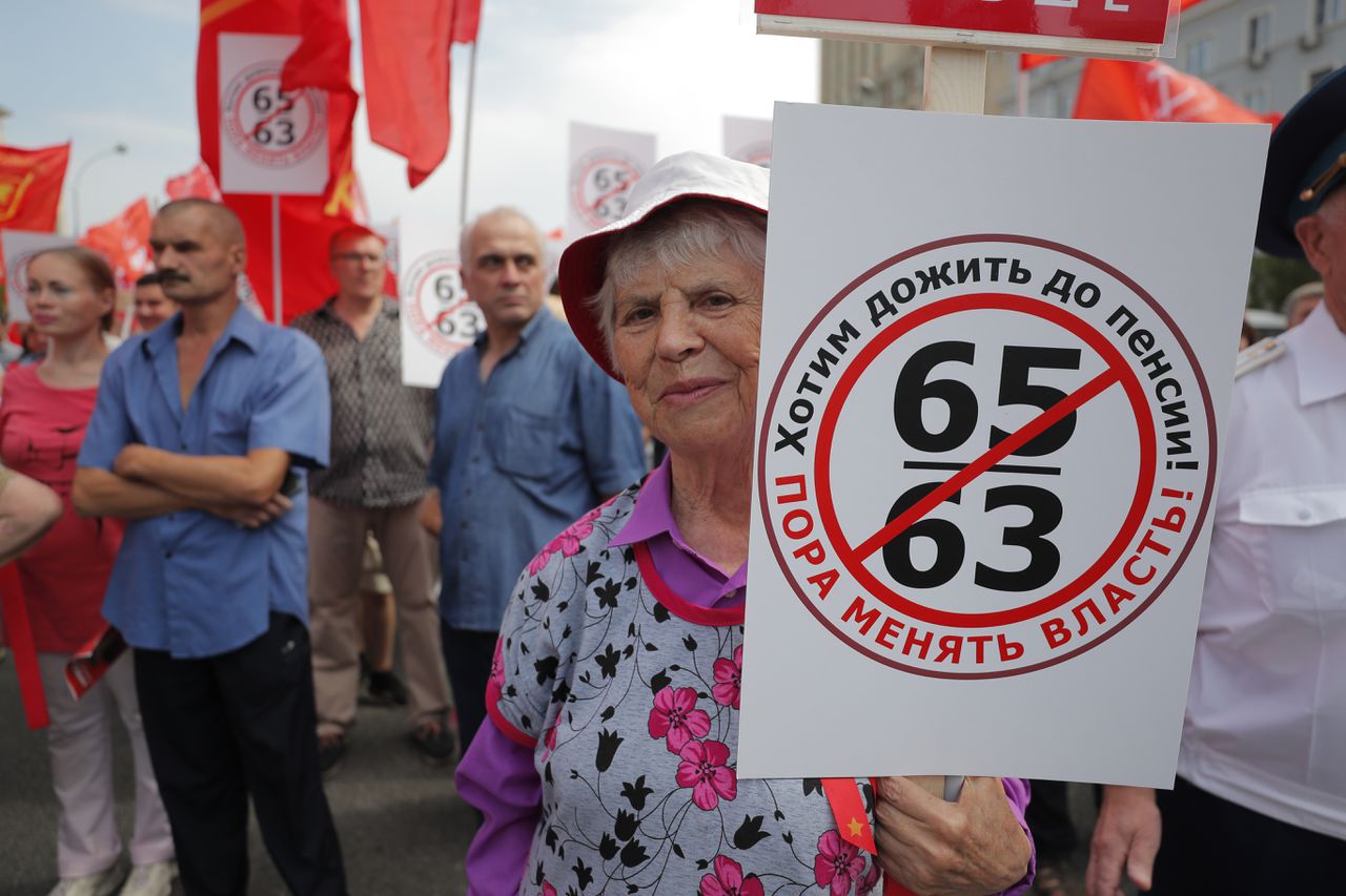 Een Russische vrouw tijdens een protest tegen het verhogen van de pensioenleeftijd eind juli.