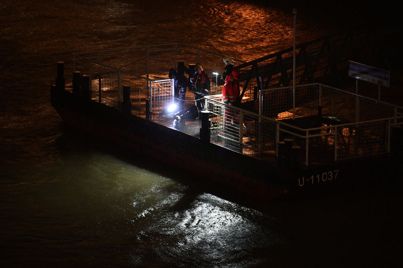 Zeker zeven doden na zinken rondvaartboot op de Donau 