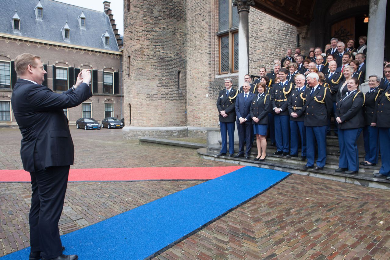 Installatie van Erik Akerboom in 2016 als korpschef van de Nationale Politie. Minister van der Steur maakt de groepsfoto.