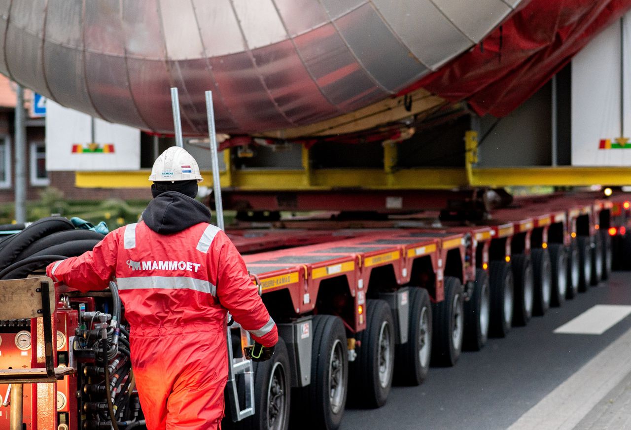 Een werknemer van Mammoet begeleidt het transport van een gastank van het Duitse Emsland naar Denemarken.
