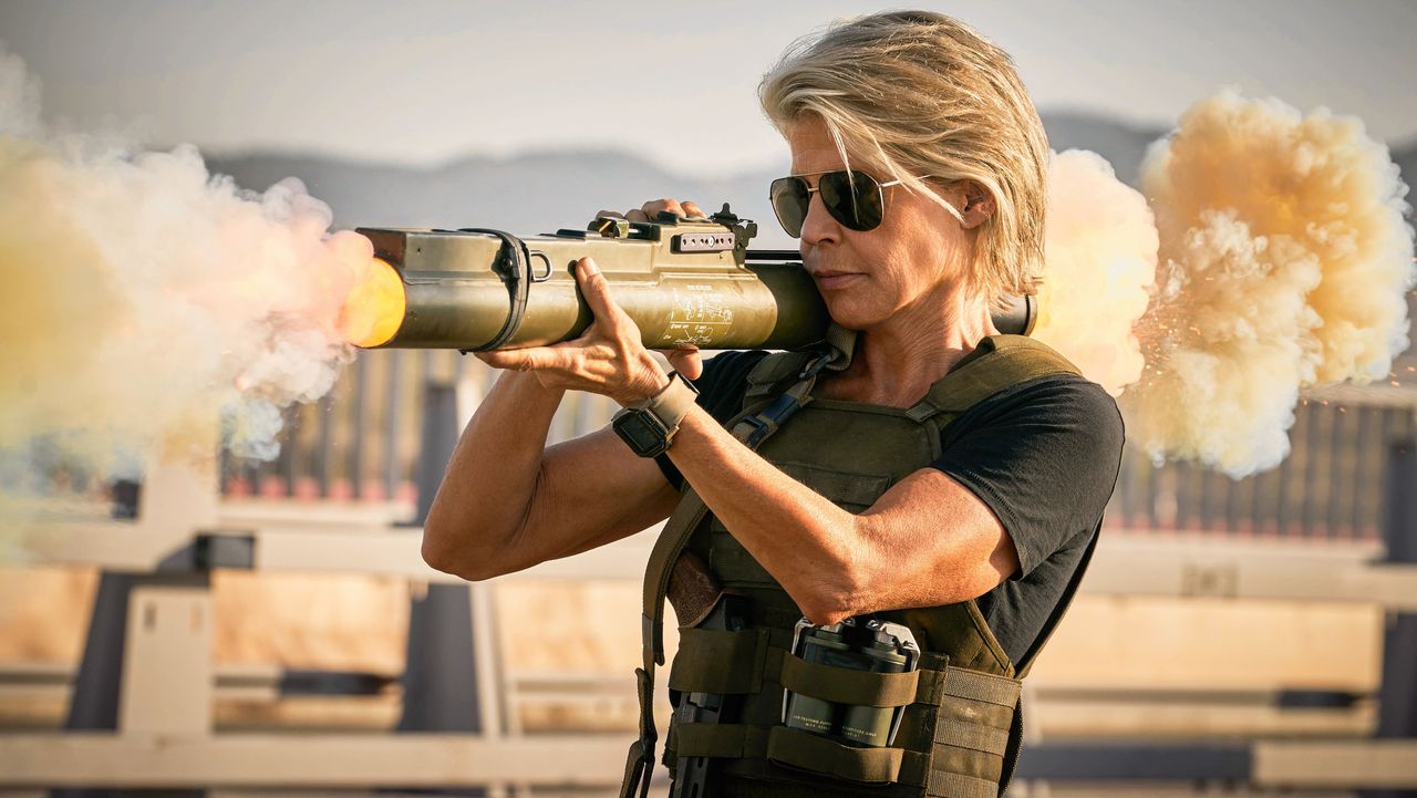In een knipoog naar ‘Terminator 2’, vuurt Linda Hamilton in ‘Dark Fate’ een bazooka af.