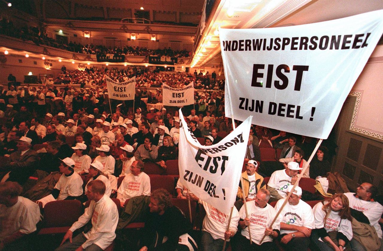 Leraren voeren in De Vereeniging in Nijmegen actie tegen lage salarissen en hoge werkdruk, in 1997.