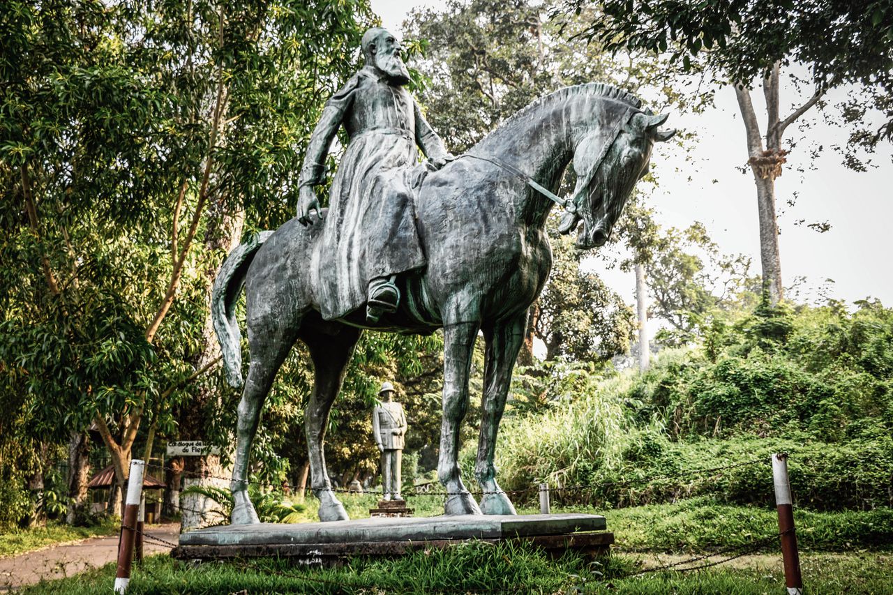Beeld van Leopold II in Kinshasa, dat na oprichting in 1928 in 1967 werd neergehaald. In 2005 stond het 24 uur elders. In 2010 kreeg het een permanente plek in een museumtuin. Een beeld van Albert I staat daar ook.