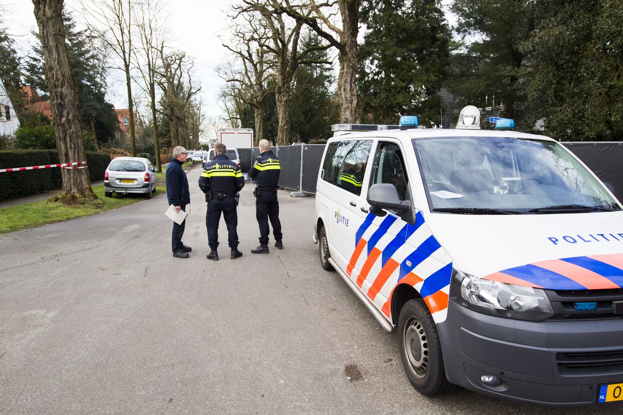 Politie verricht onderzoek bij de villa van Koen Everink in Bilthoven.