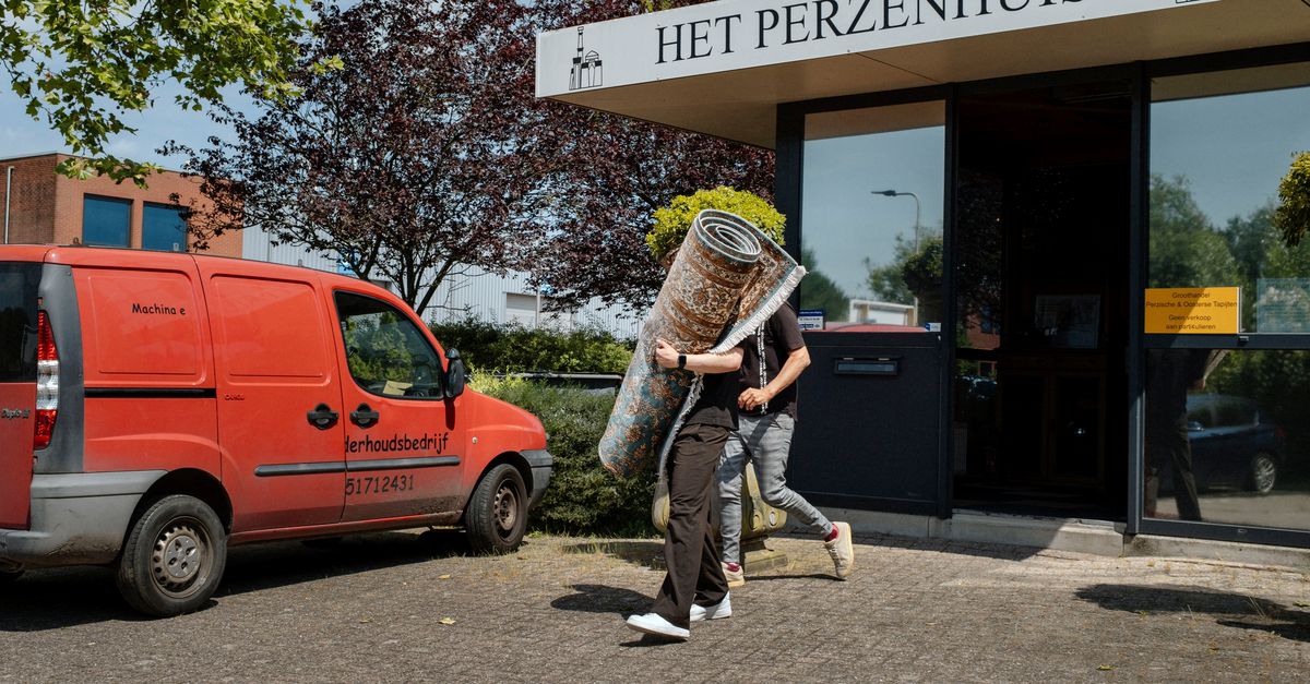 Al twintig jaar is het opheffingsuitverkoop bij de Perzenkoning. Nu stopt Jaap Vos (85) echt. Écht