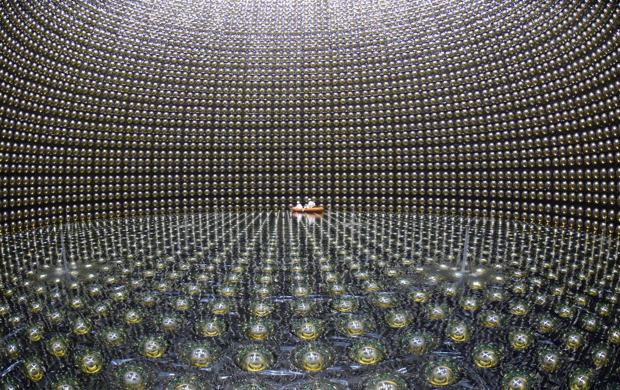 Interieur van de Super-Kamiokande Neutrino Detector in Japan. Daar doken 90 neutrino’s en 15 antineutrino’s op.