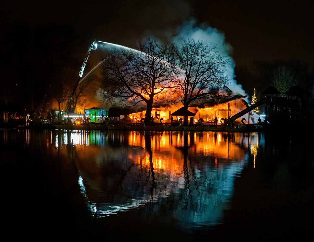 Bij afgebrand Plaswijckpark komen de trouwe bezoekers donaties pinnen 