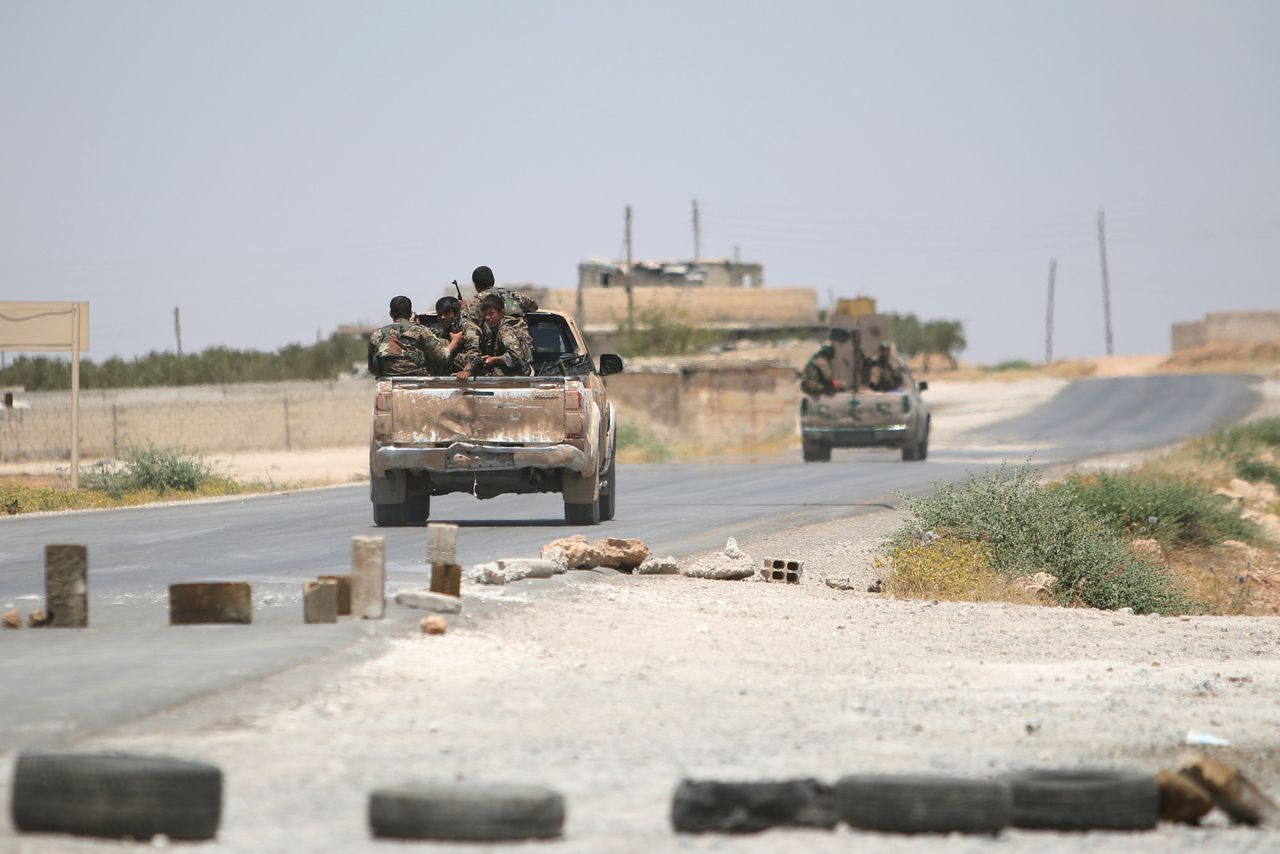 Syrische soldaten op een weg in de buurt van Manbij.