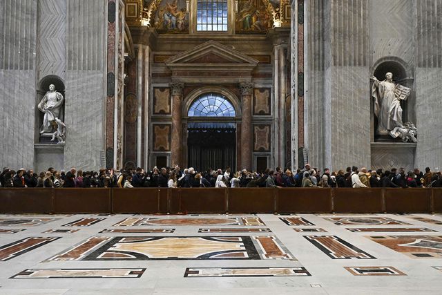 Katholieken nemen afscheid van emeritus-paus Benedictus XVI - NRC