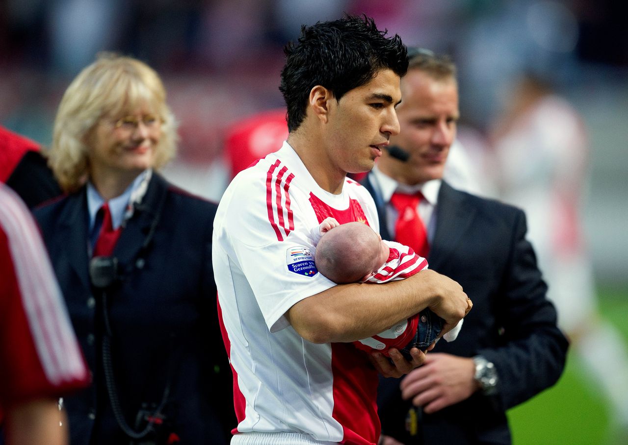 Luis Suárez (hier bij Ajax) toont zijn pasgeboren dochter Delfina aan het publiek.