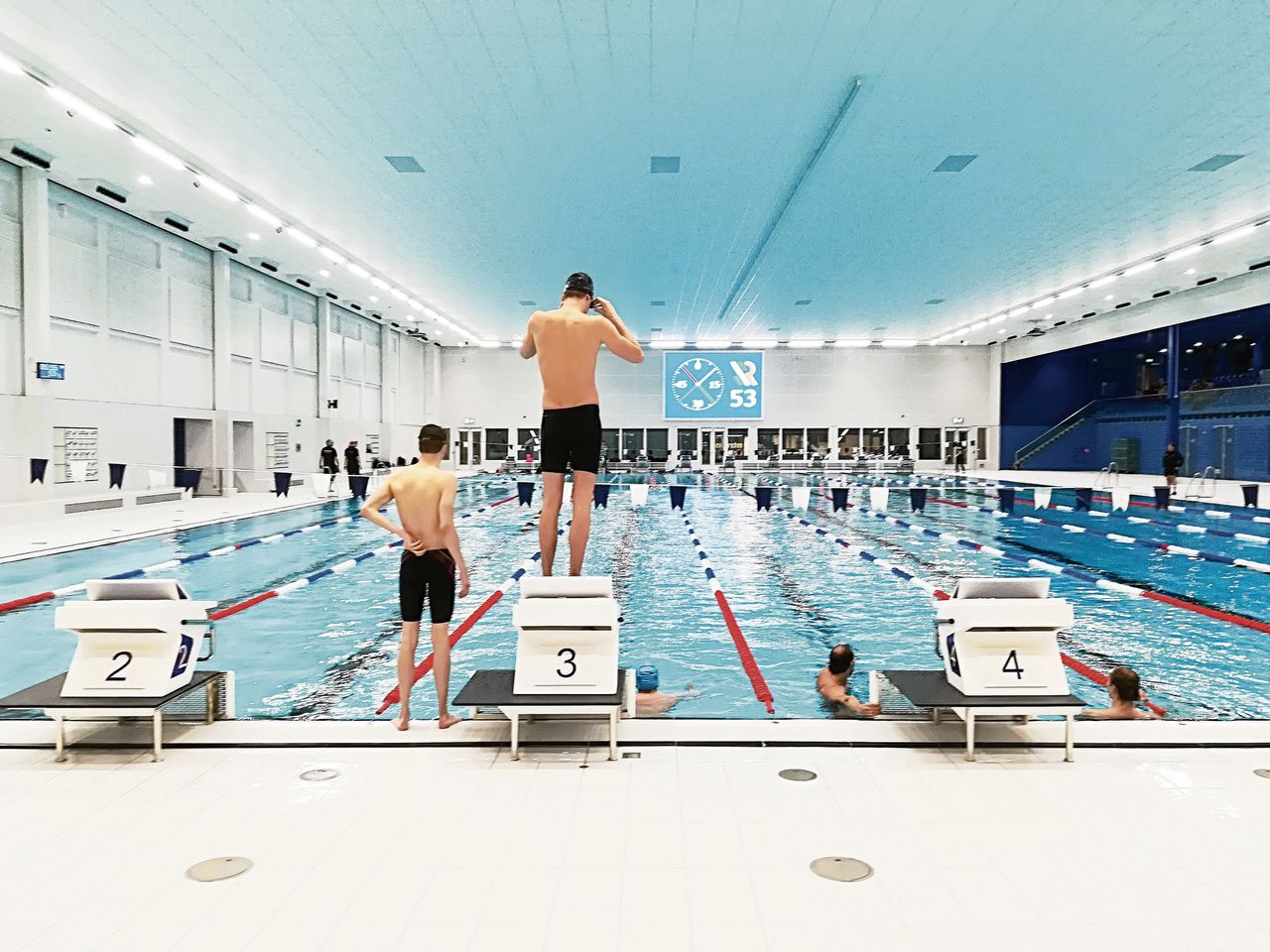 Op maandagochtend, de eerste ochtend dat het zwembad open was, namen leden van zwemverenigingen Albion en Rotterdam Swimming het 50-meter bassin in gebruik.