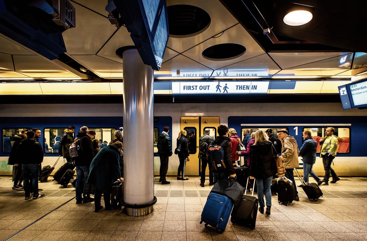 NRC checkt: ‘Over tien jaar vallen mensen op Schiphol van het perron’ 
