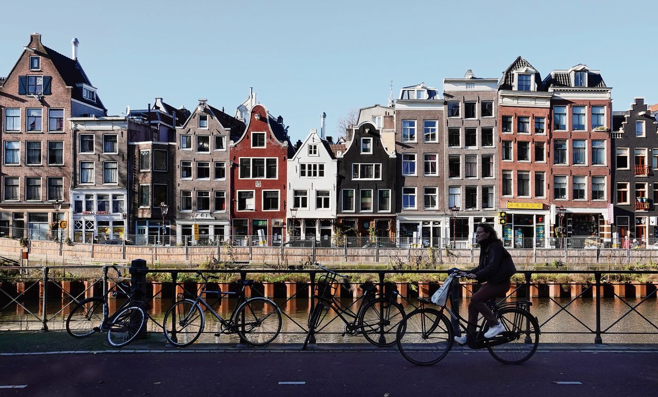 Een man liet zijn kind in zijn huurwoning (niet op de foto) aan een Amsterdamse gracht wonen.