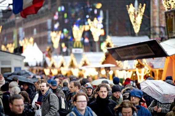 Winkelend publiek in het centrum van Amsterdam tijdens het laatste weekend voor Kerst. Winkeliers verwachtten dat Nederlanders dit jaar ondanks de crisis opnieuw een recordbedrag aan kerstinkopen uitgeven.