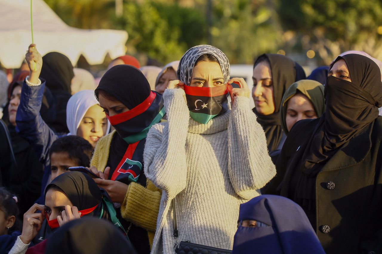 Demonstranten tijdens een protest tegen generaal Haftar.