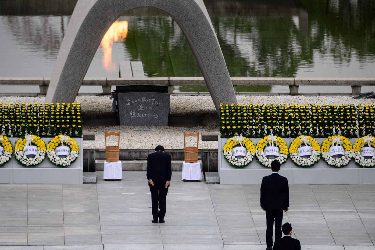De Japanse premier Shinzo Abe maakt een buiging bij het herdenkingsmoment voor de atoombomaanval op Hiroshima, 75 jaar geleden.