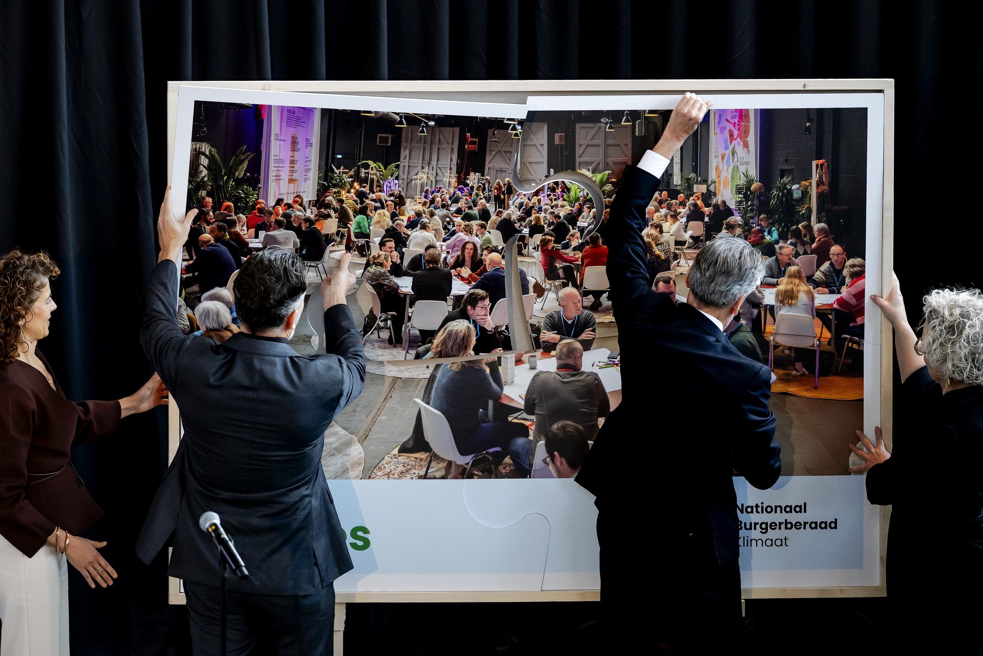 El primer ministro Dick Schoof y los ministros Sophie Hermans y Frank Rijkaart armaron el rompecabezas simbólico.