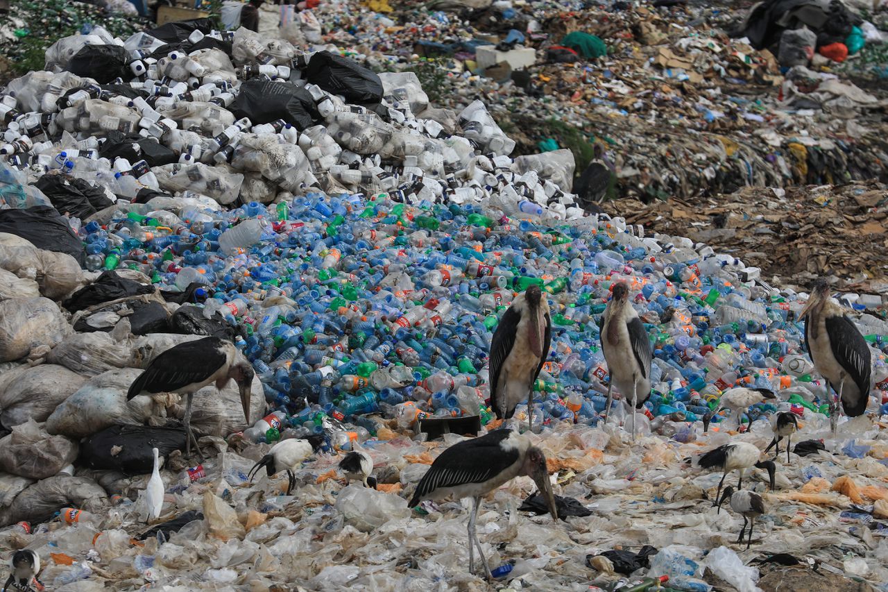 Plastic afval op een vuilnisbelt in Kenia.