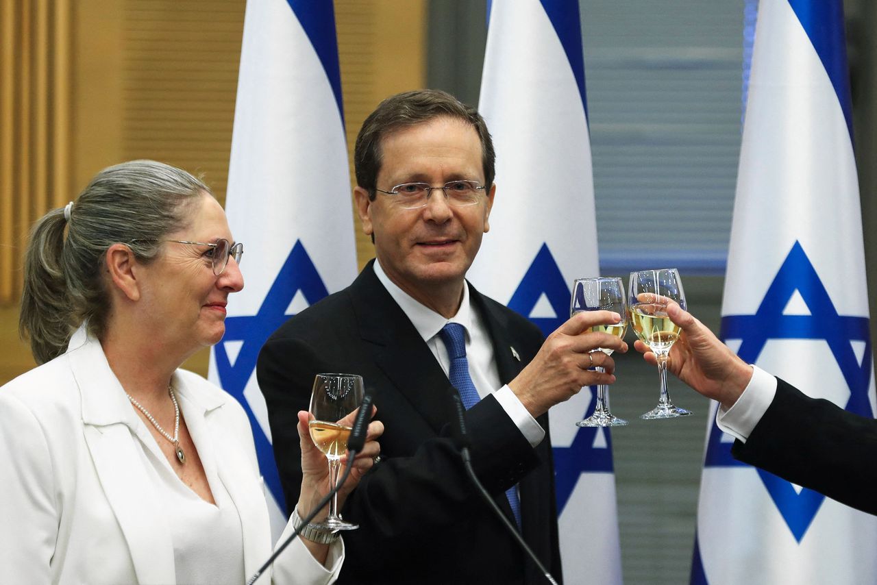 De aanstaande Israëlische president Isaac Herzog en zijn vrouw Michal in de Knesset, het parlement, in Jeruzalem.