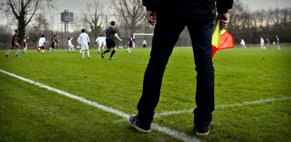 AMSTERDAM - Een grensrechter langs de lijn bij een wedstrijd van voetbalclub Nieuw Sloten. ANP KOEN VAN WEEL
