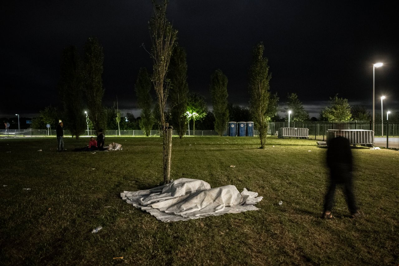 Asielzoekers sliepen deze zomer buiten voor de ingang van het aanmeldcentrum in Ter Apel.