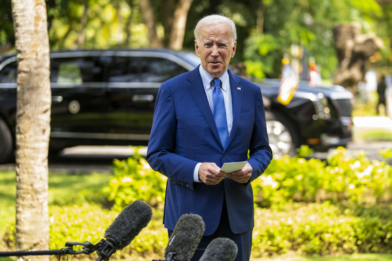 De Amerikaanse president Joe Biden na een spoedbijeenkomst van wereldleiders op het Indonesische eiland Bali.