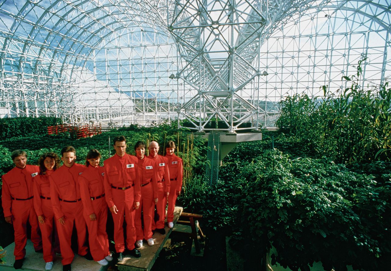 Links: De bemensing van Biosphere 2. Beeld uit ‘Spaceship Earth’.