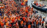 Drukte in de Amsterdamse binnenstad tijdens Koningsdag 2025. 