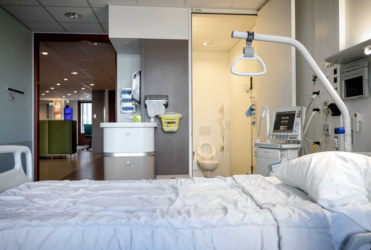 Een tot intensive care unit omgebouwde kamer in het Erasmus MC in Rotterdam. Het ziekenhuis heeft extra intensive care capaciteit vrijgemaakt voor de verwachte toestroom van patiënten met het coronavirus. ANP SEM VAN DER WAL