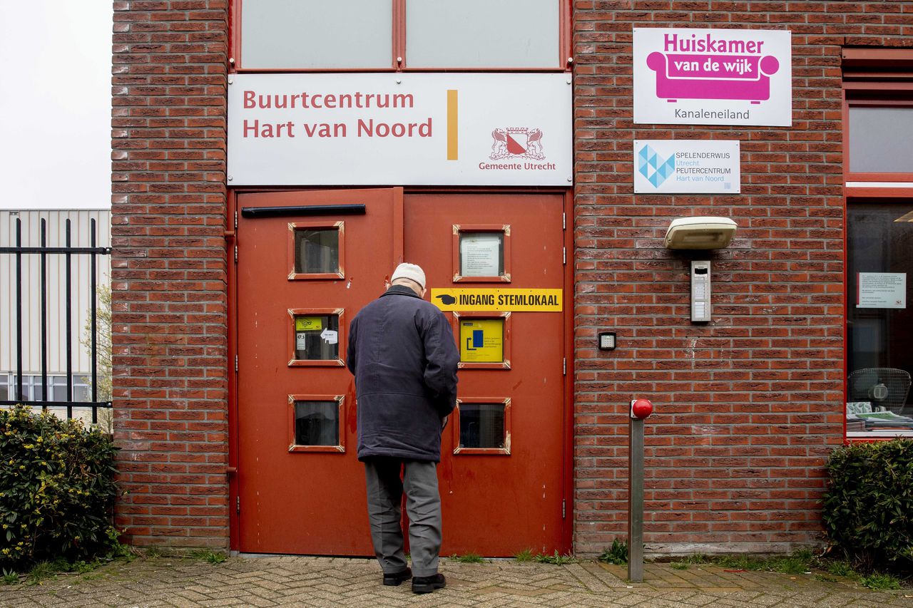 Kiezers brengen in de Utrechtse wijk Kanaleneiland hun stem uit voor de Provinciale Statenverkiezingen en het waterschap. In deze wijk opende eerder deze week een schutter het vuur op inzittenden in een tram, waarbij drie doden vielen.
