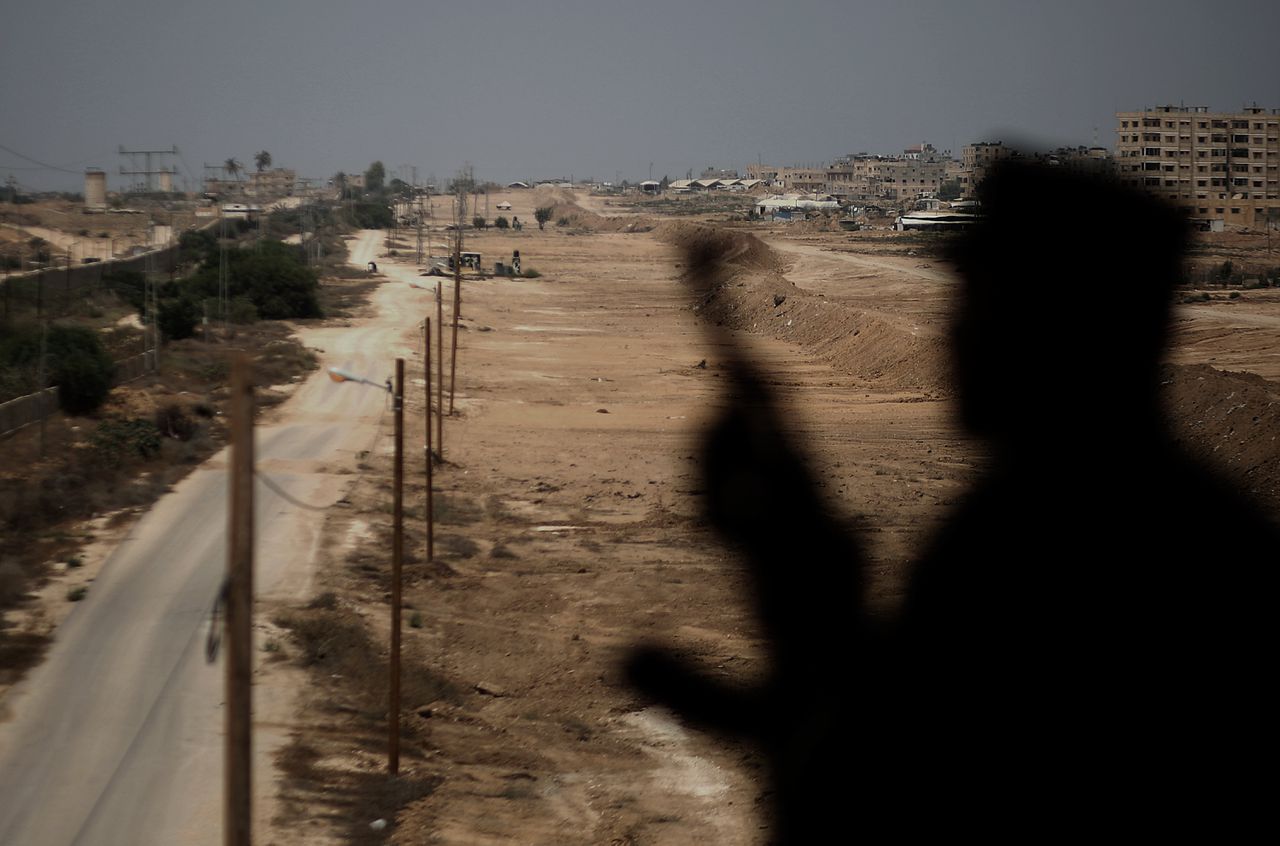 Een bewaker van Hamas bij een grenspost tussen de Gazastrook en Egypte.