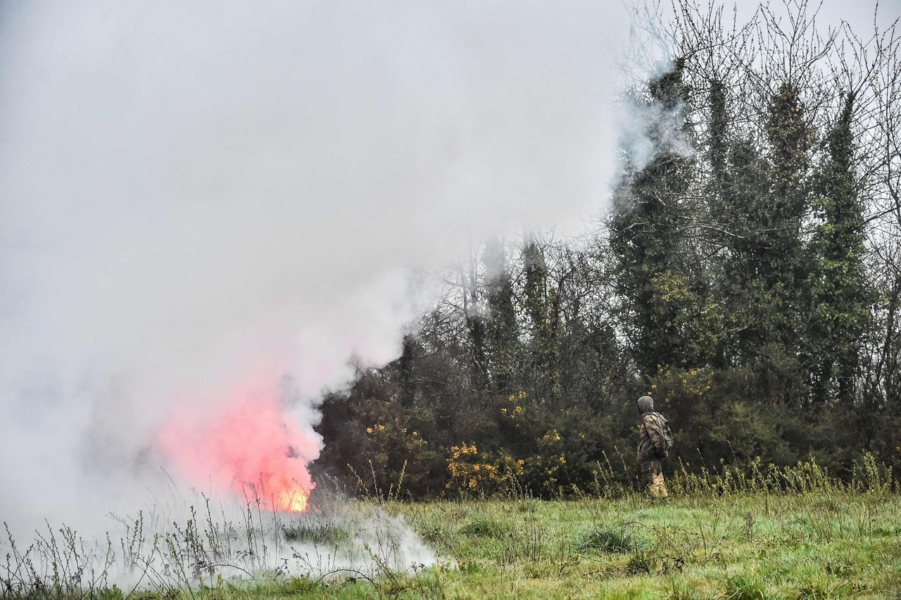 Een demonstrant temidden van rook tijdens botsingen met Franse politieagenten. De autoriteiten begonnen dit weekend aan het ontruimen van de milieuactivisten in de zogenaamde Zone a Defendre bij Nantes, waar een nieuw vliegveld gepland stond.