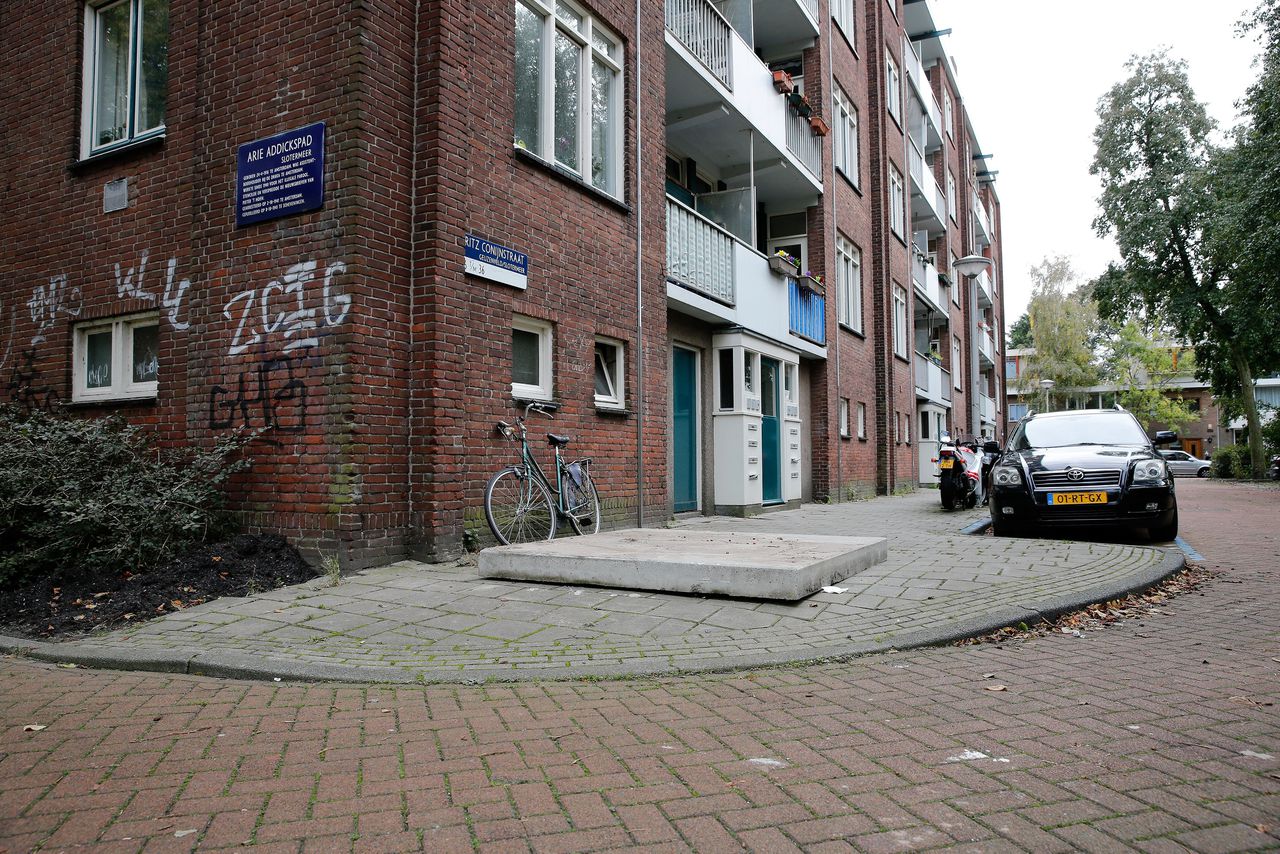 De straathoek in Amsterdam Slotermeer waar in 2014 de baby werd gevonden.