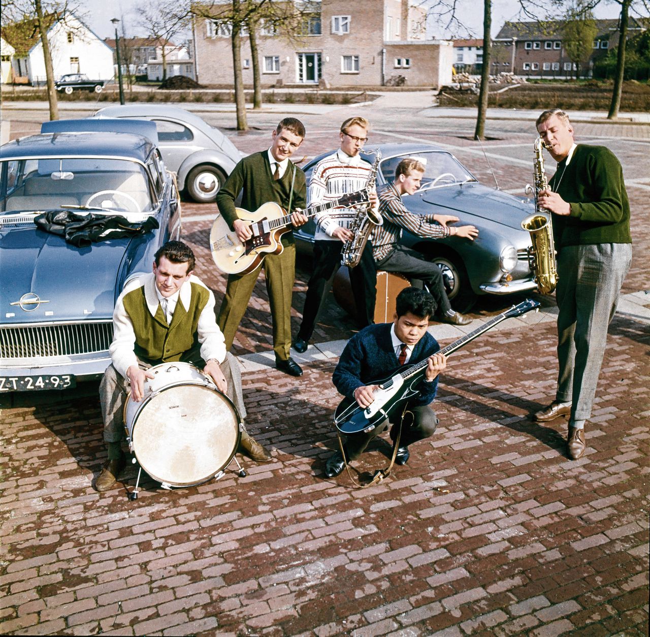 Peter Koelewijn en zijn Rockets op een parkeerplaats, ergens in Nederland, 1961. Peter Koelewijn is de tweede van links.