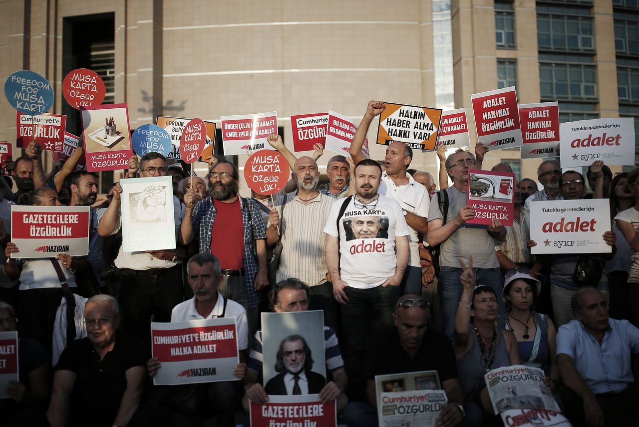 Journalisten en activisten vrijdag buiten bij de rechtszaal waar de medewerkers van Cumhuriyet berecht werden.