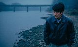 Yilong Zhu als detective in 'Only the River Flows'.