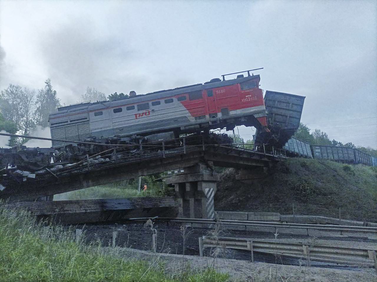 Two Russian bridges collapsed near Ukrainian border, seven dead
