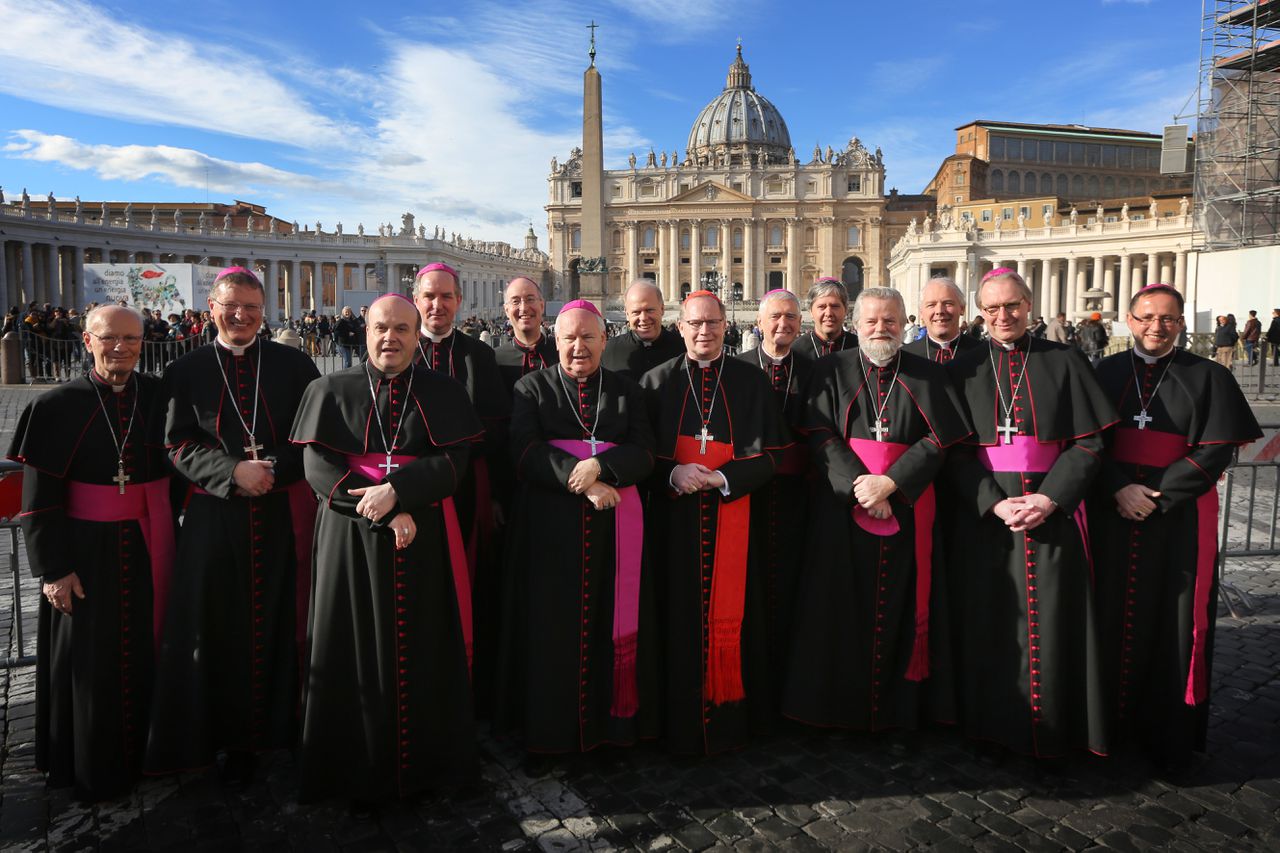 Een groepsfoto van de Nederlandse bisschoppen bij het Ad Limina-bezoek aan de Paus. De vierde van rechts is bisschop Punt (Haarlem-Amsterdam).
