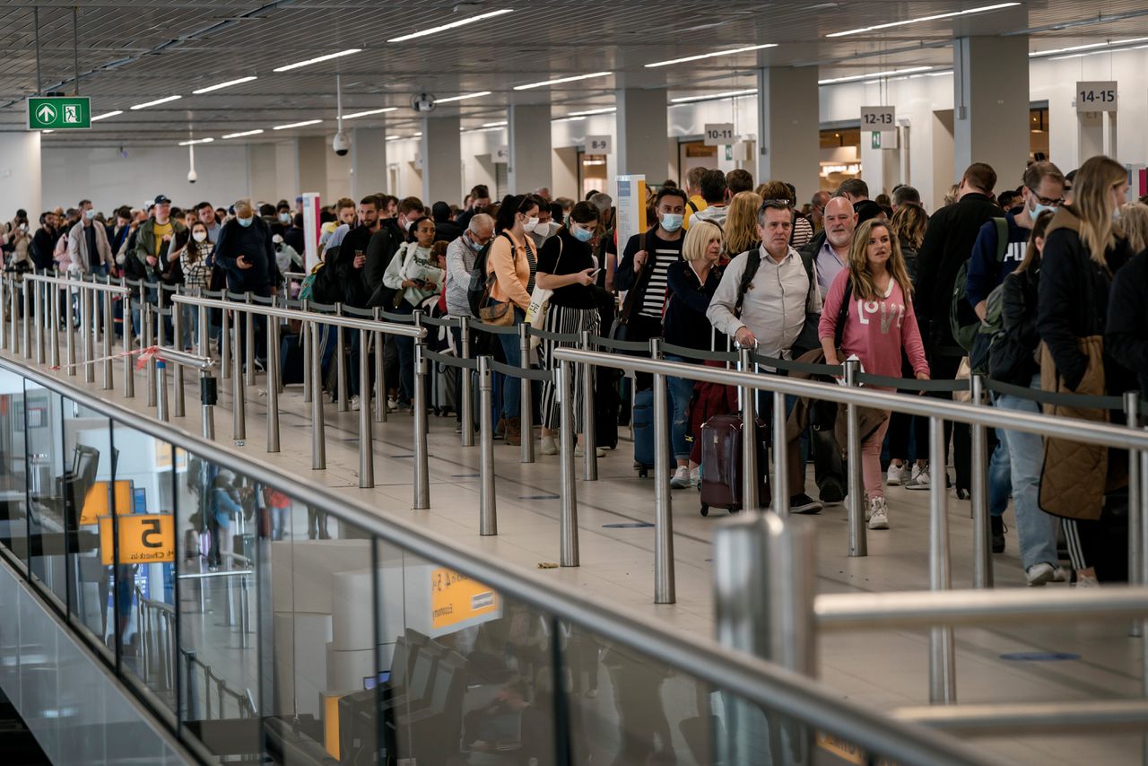 Schiphol beperkt aantal passagiers op ochtendvluchten in meivakantie met 5 procent 
