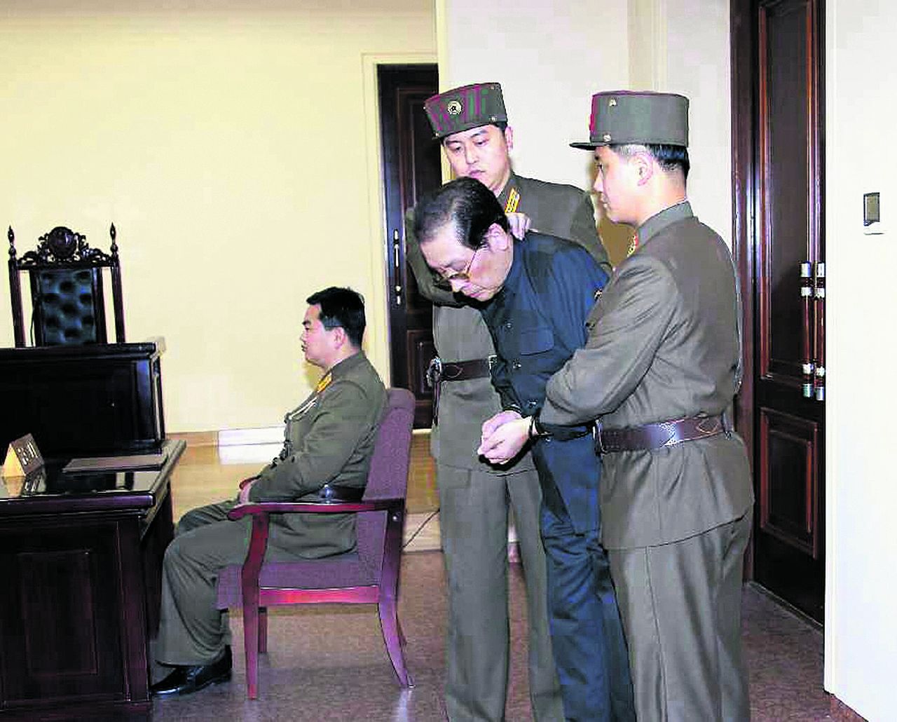 De geboeide Jang Song-thaek, oom van de Noord-Koreaanse leider Kim Jong-un, tijdens zijn korte proces. Hij kreeg de doodstraf.